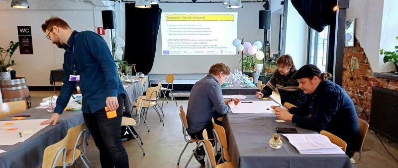 Kuvassa lasten rakennuspalikoita.