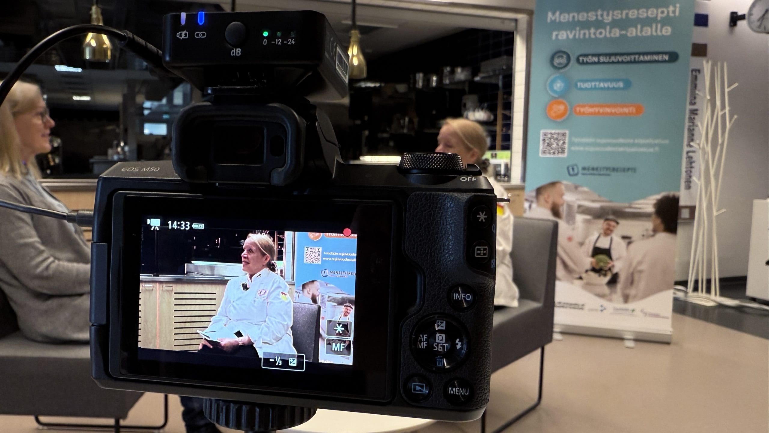 Kuva otettu studiotilanteesta toisen kameran näytöstä.