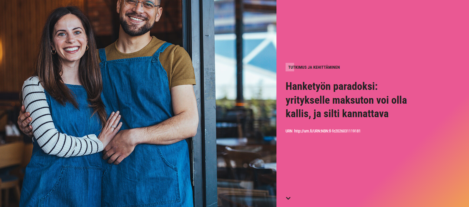 Mies ja nainen katsomassa kädessä olevaa näyttötablettia.