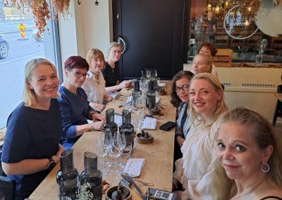 Hankehenkilöstöä ravintola Kajossa pöydän ääressä.
