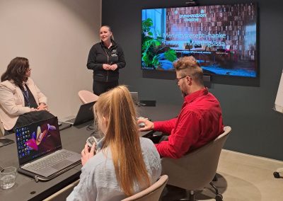 Finlayson Meetingsin ravintolapäällikkö Karita Säynevirta vastaanotti iloisen joukon hanketoimijoita.